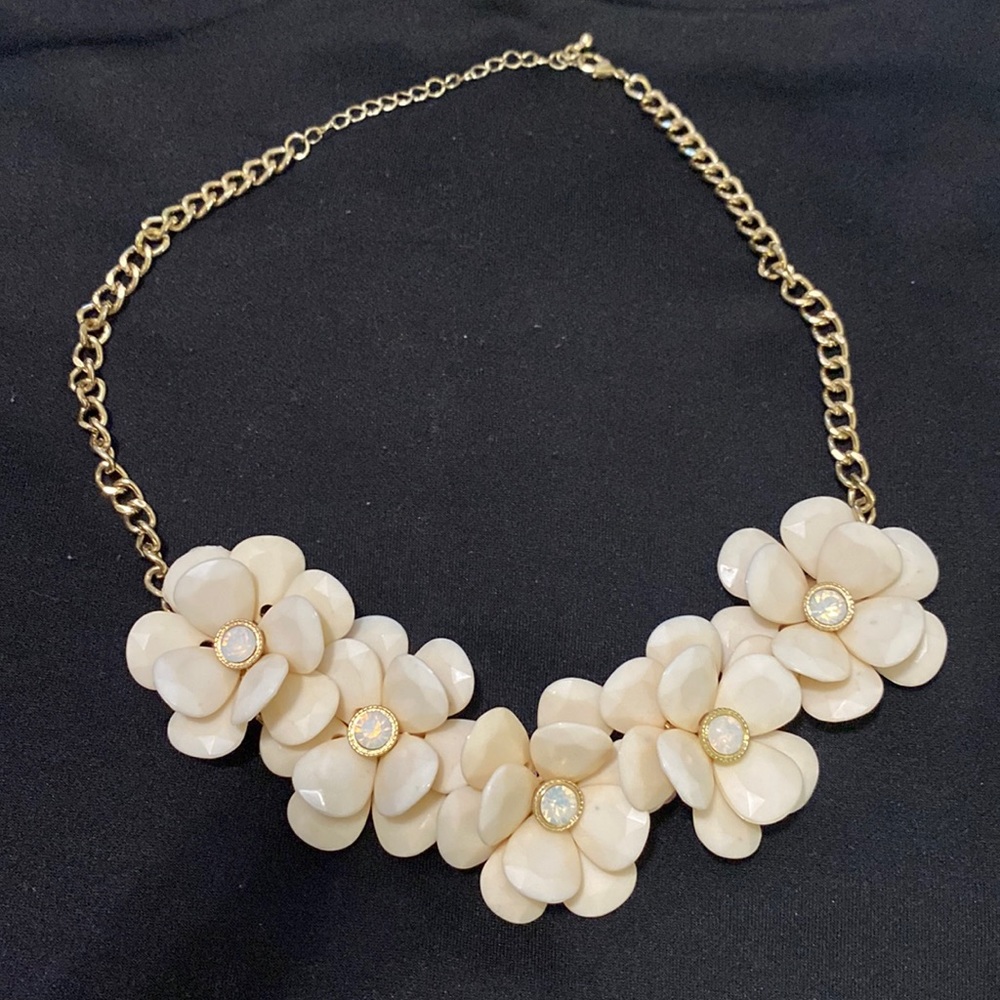 Beautiful accent necklace in cream